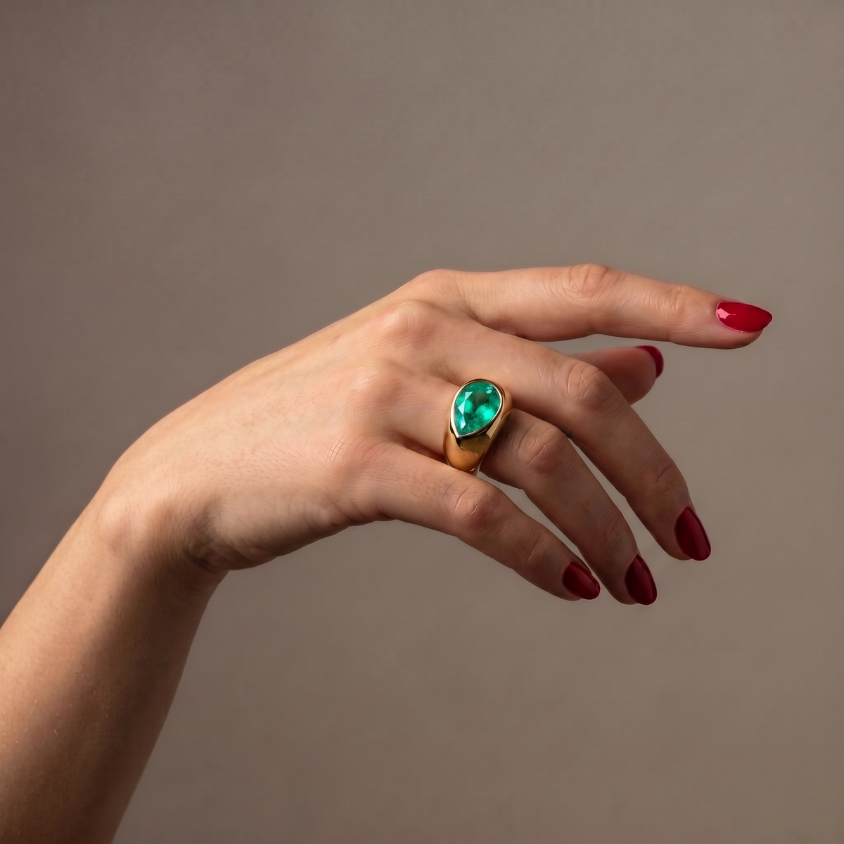 Nova Lateral Signet Ring – Colombian Green Emerald