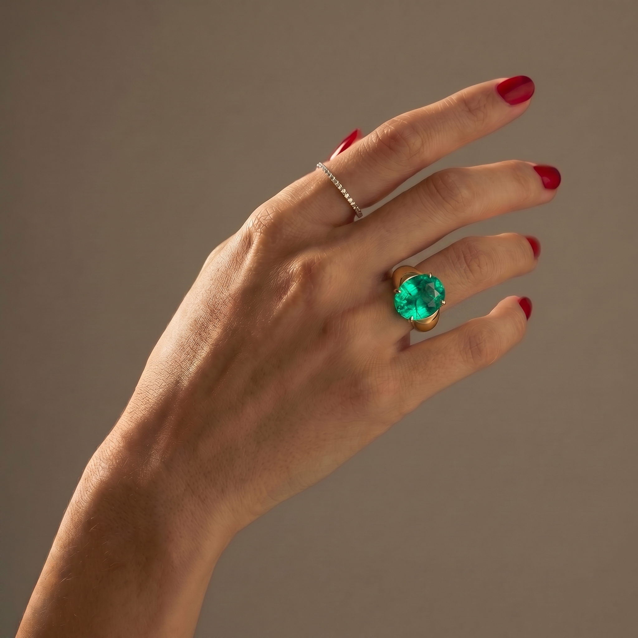 Velara Signet Ring – Colombian Green Emerald