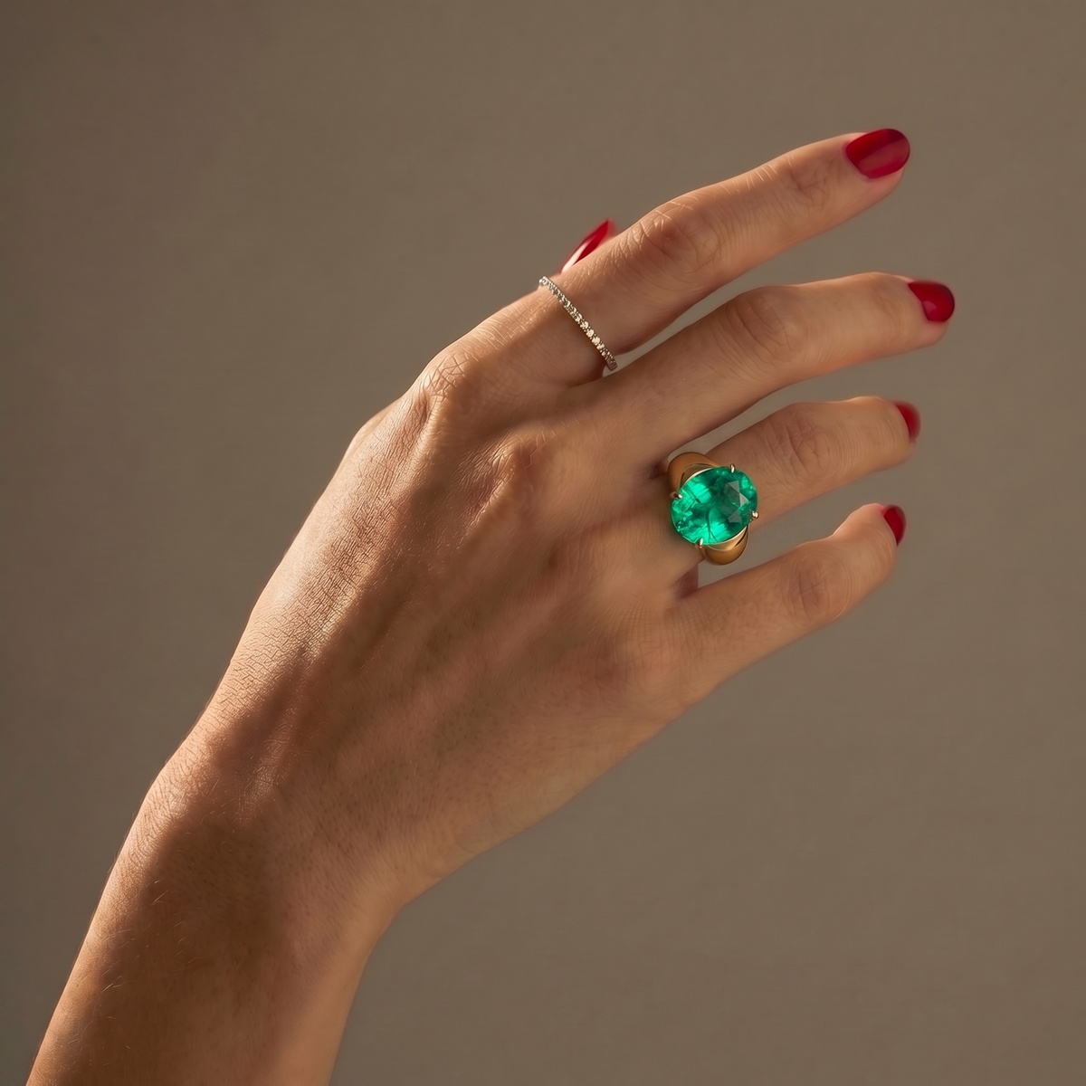Velara Signet Ring – Colombian Green Emerald
