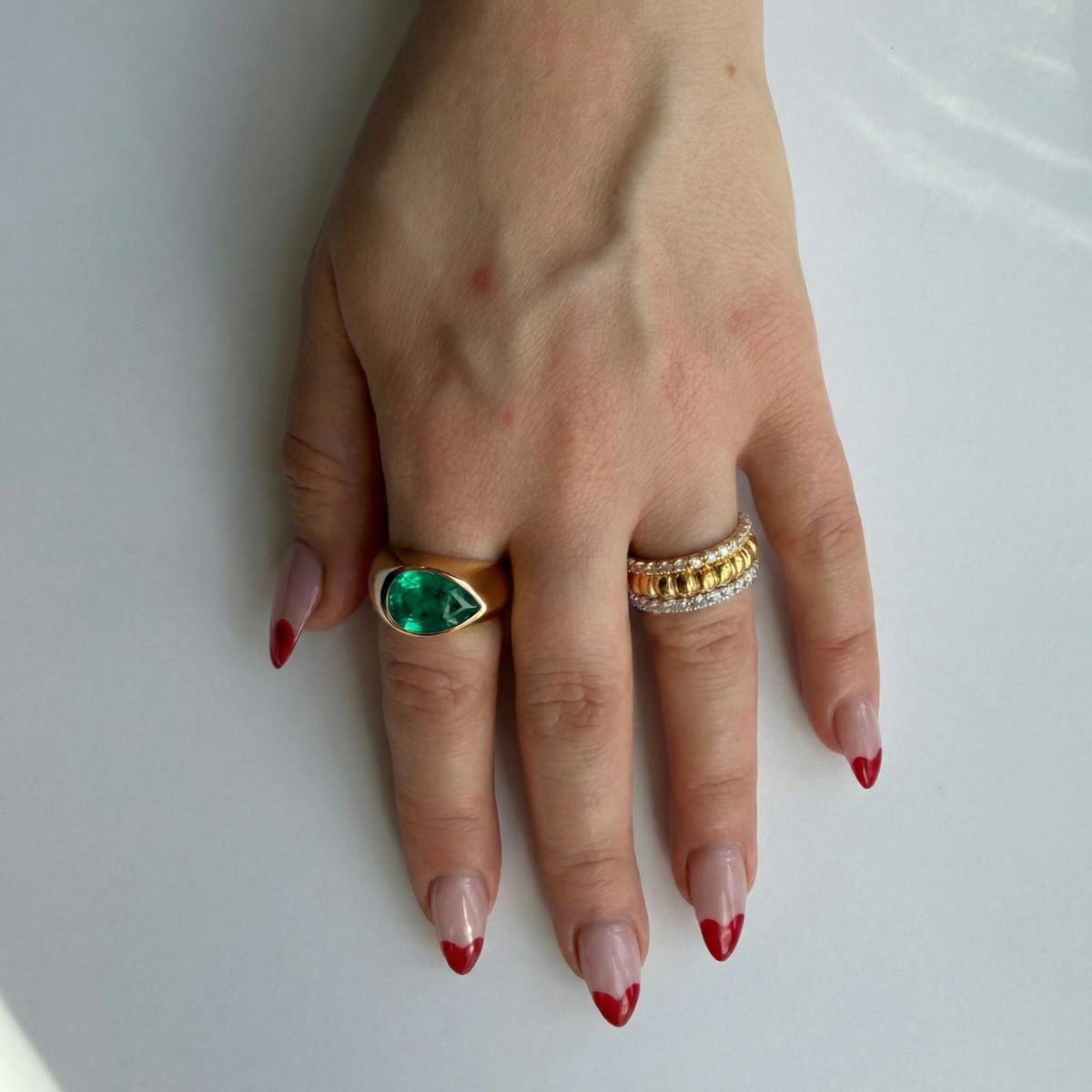 Nova Lateral Signet Ring – Colombian Green Emerald
