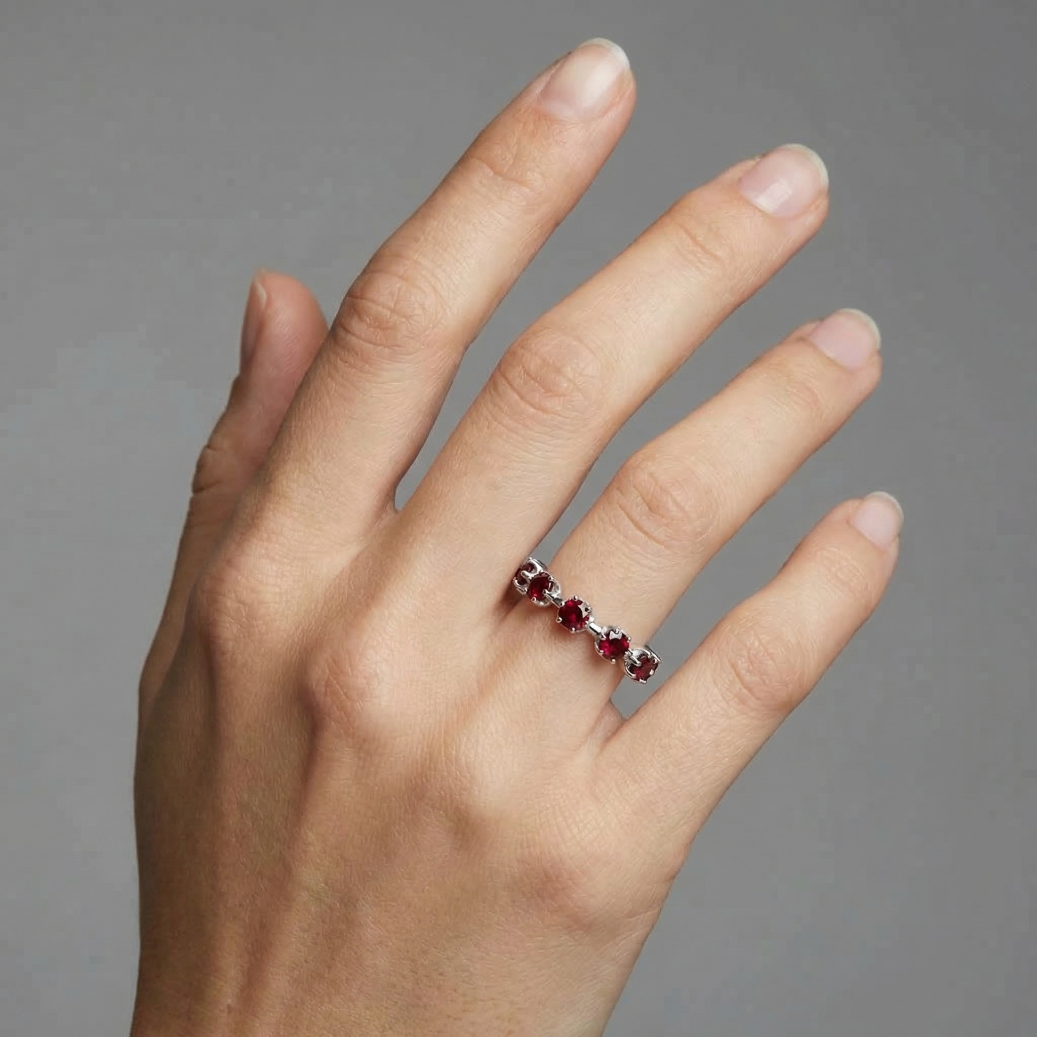 Linea Maxi Station Ring – Deep Red Garnet