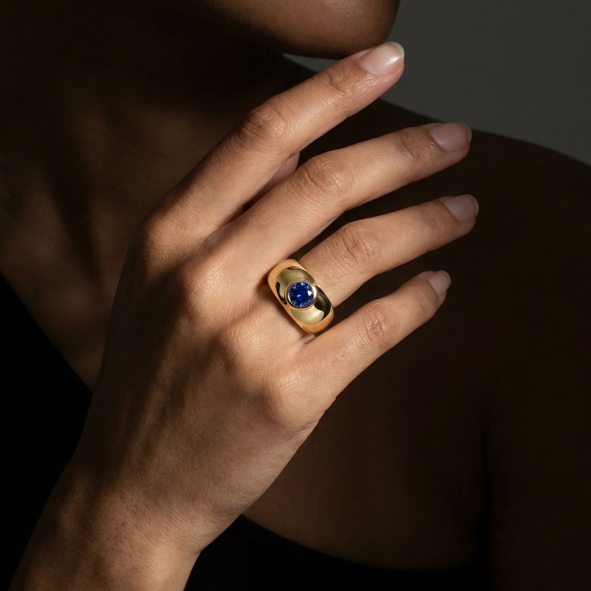 Forma Signet Ring – Blue Sapphire