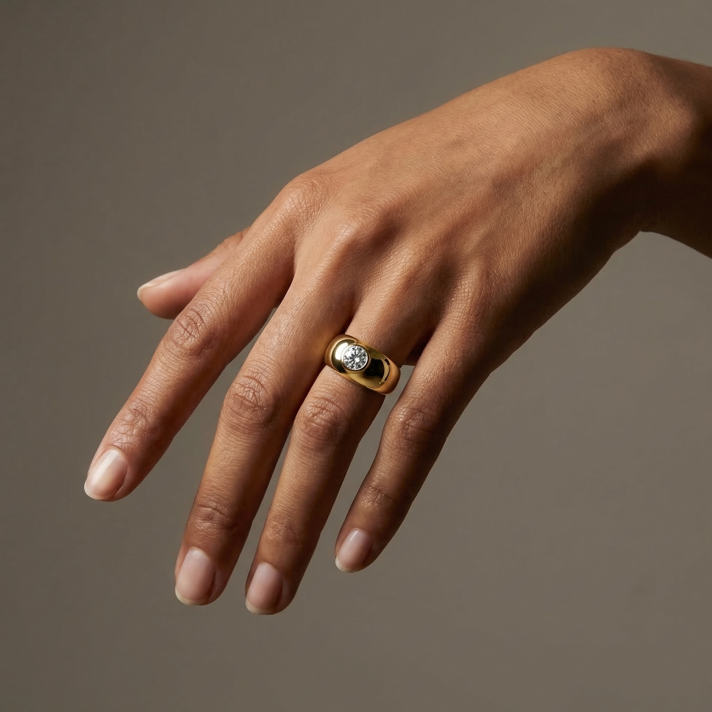 Forma Signet Ring – White Diamond