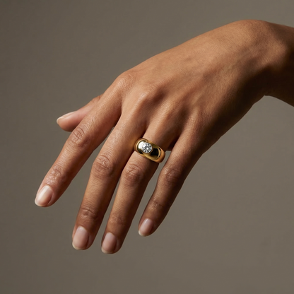 Forma Signet Ring – White Diamond