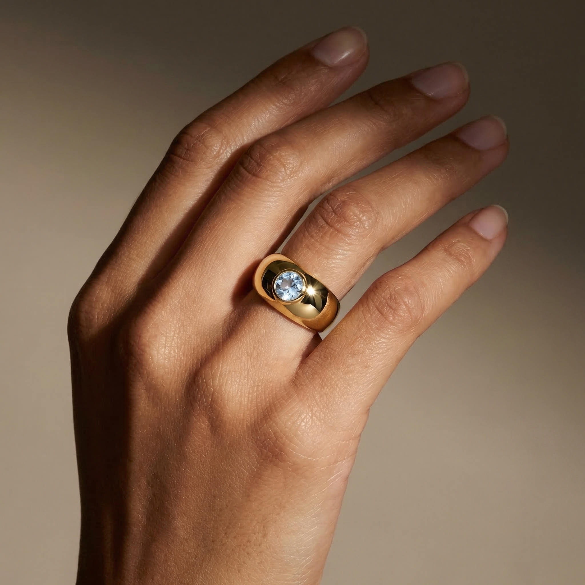 Forma Signet Ring – Light Blue Aquamarine