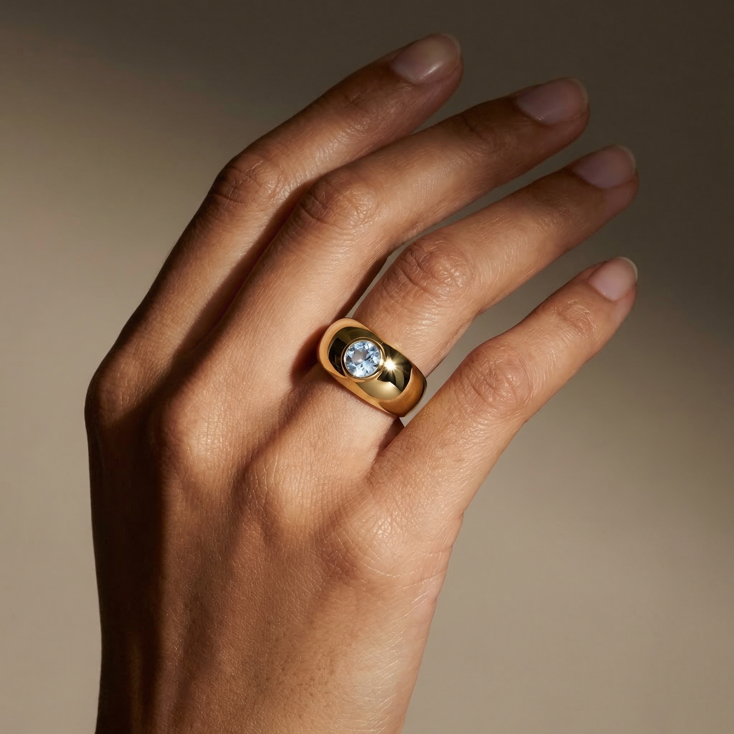 Forma Signet Ring – Light Blue Aquamarine