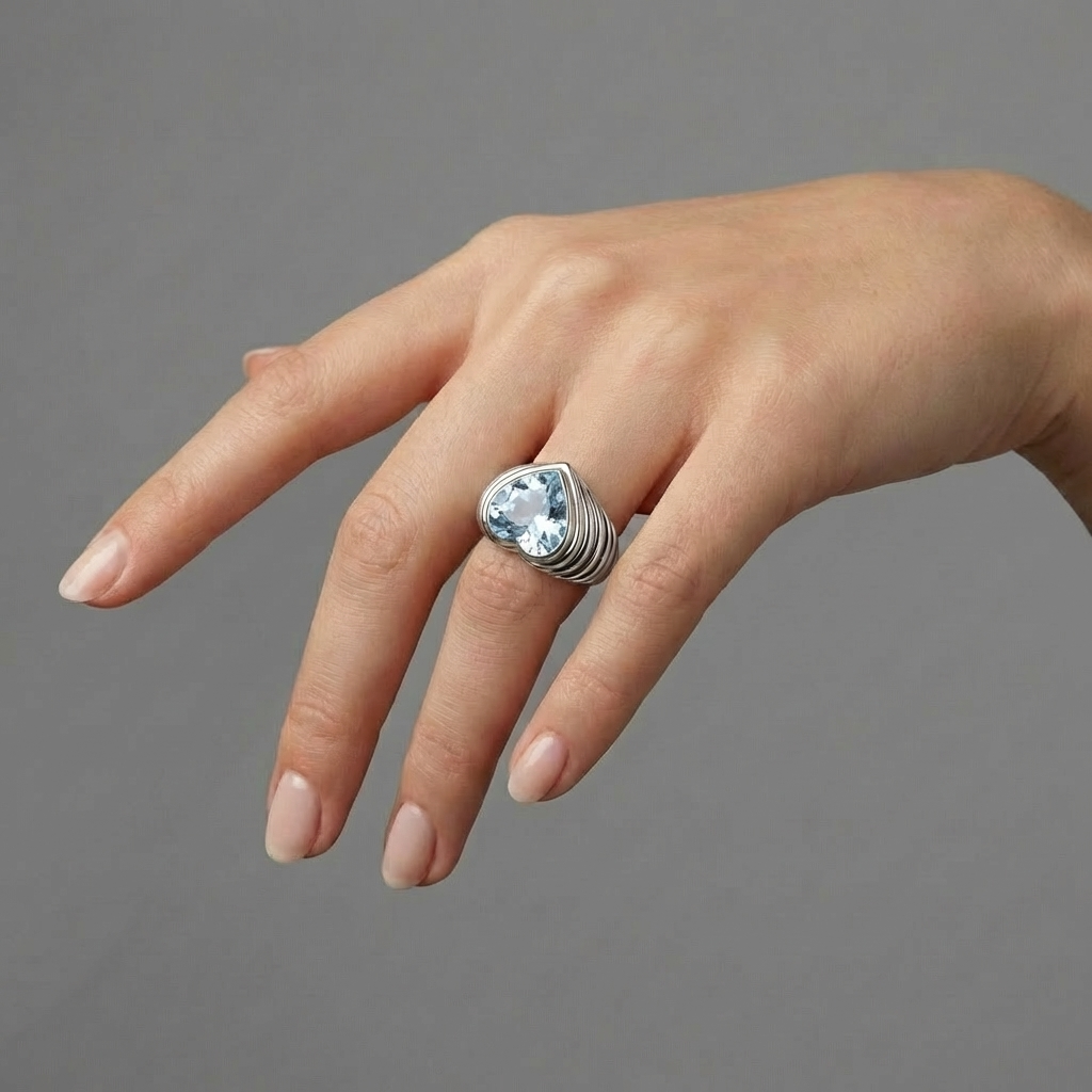 Amore Signet Ring – Light Blue Aquamarine