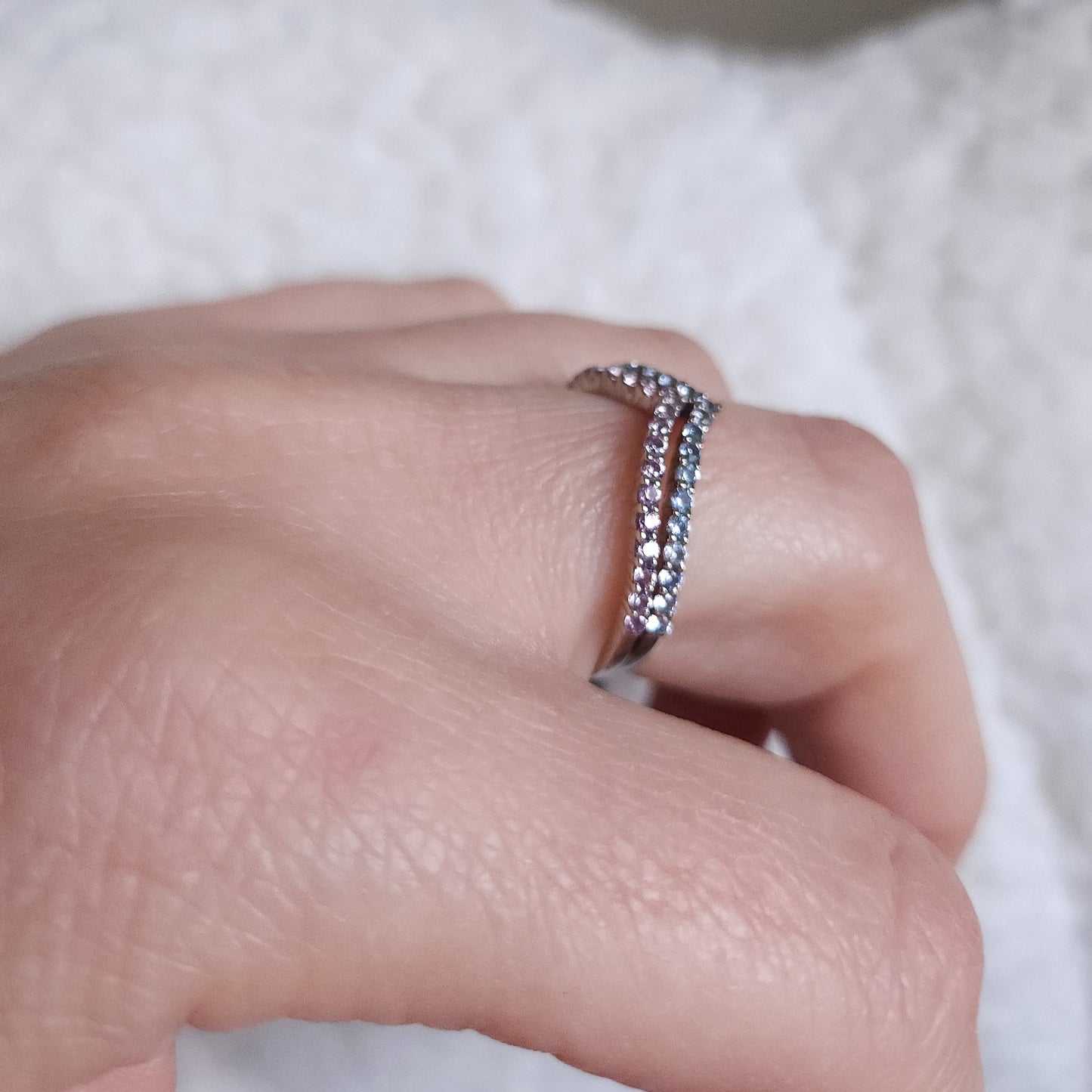 Linea V Demi Ring – White Diamond