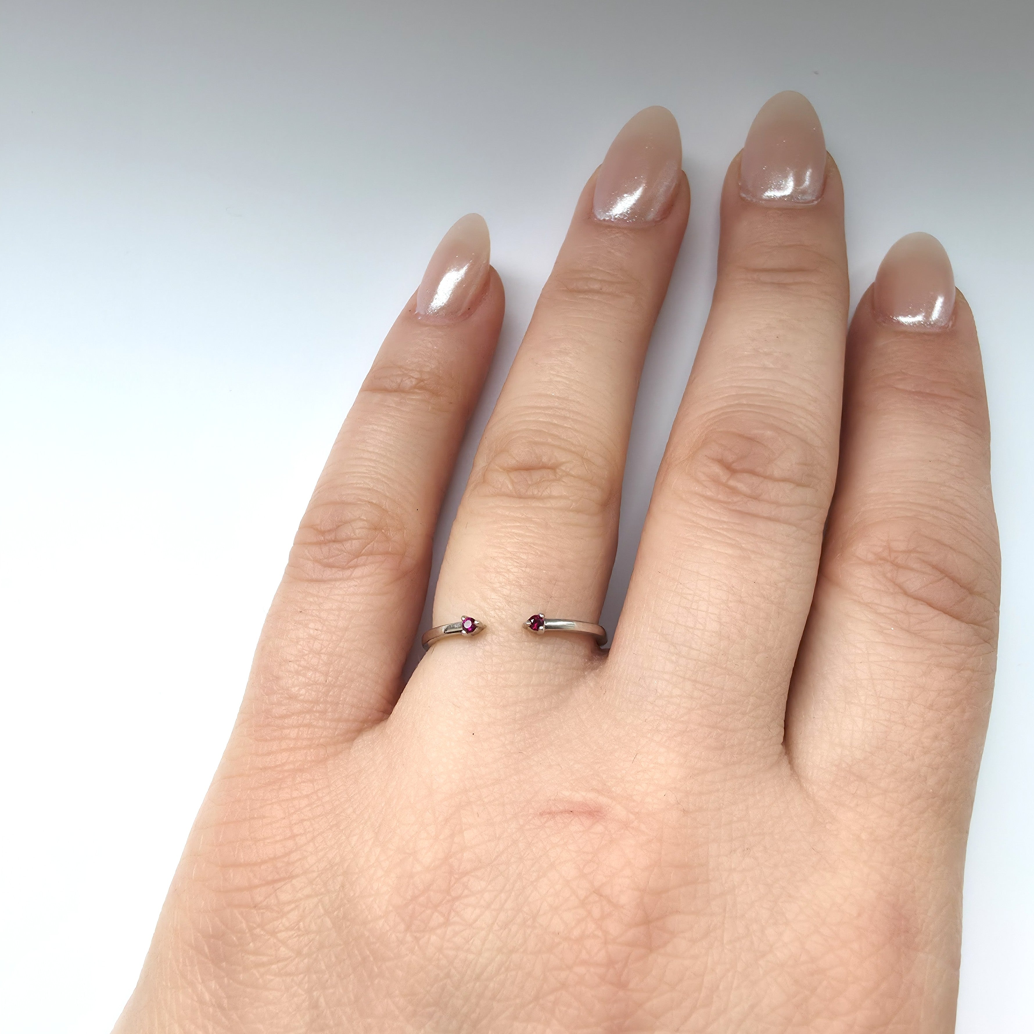 Linea Punto Mini Ring – Deep Red Garnet