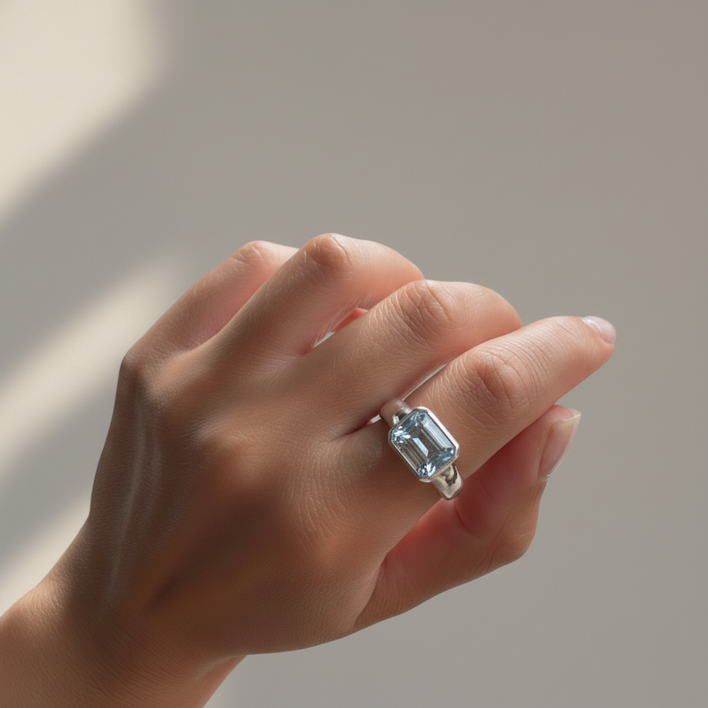 Nexus Lateral Solitaire Ring – Light Blue Aquamarine