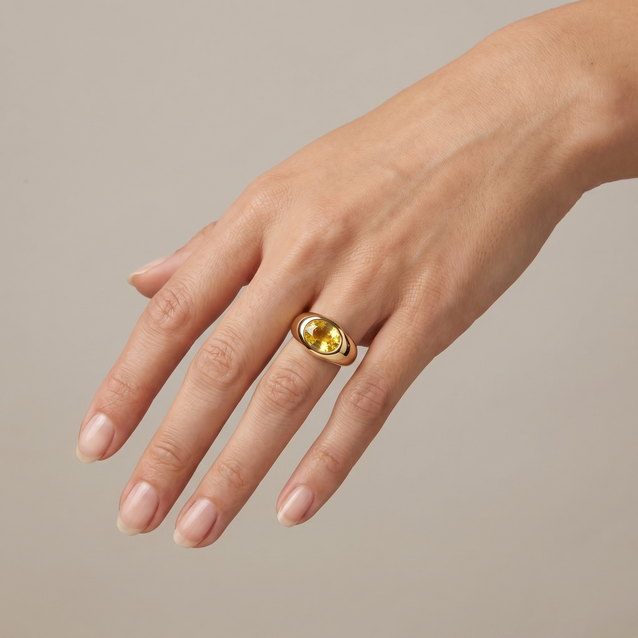 Velara Lateral Signet Ring – Yellow Sapphire