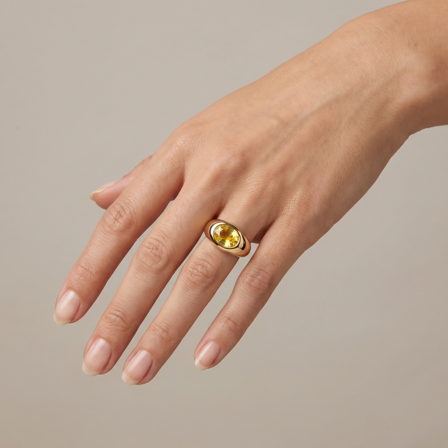 Velara Lateral Signet Ring – Yellow Sapphire