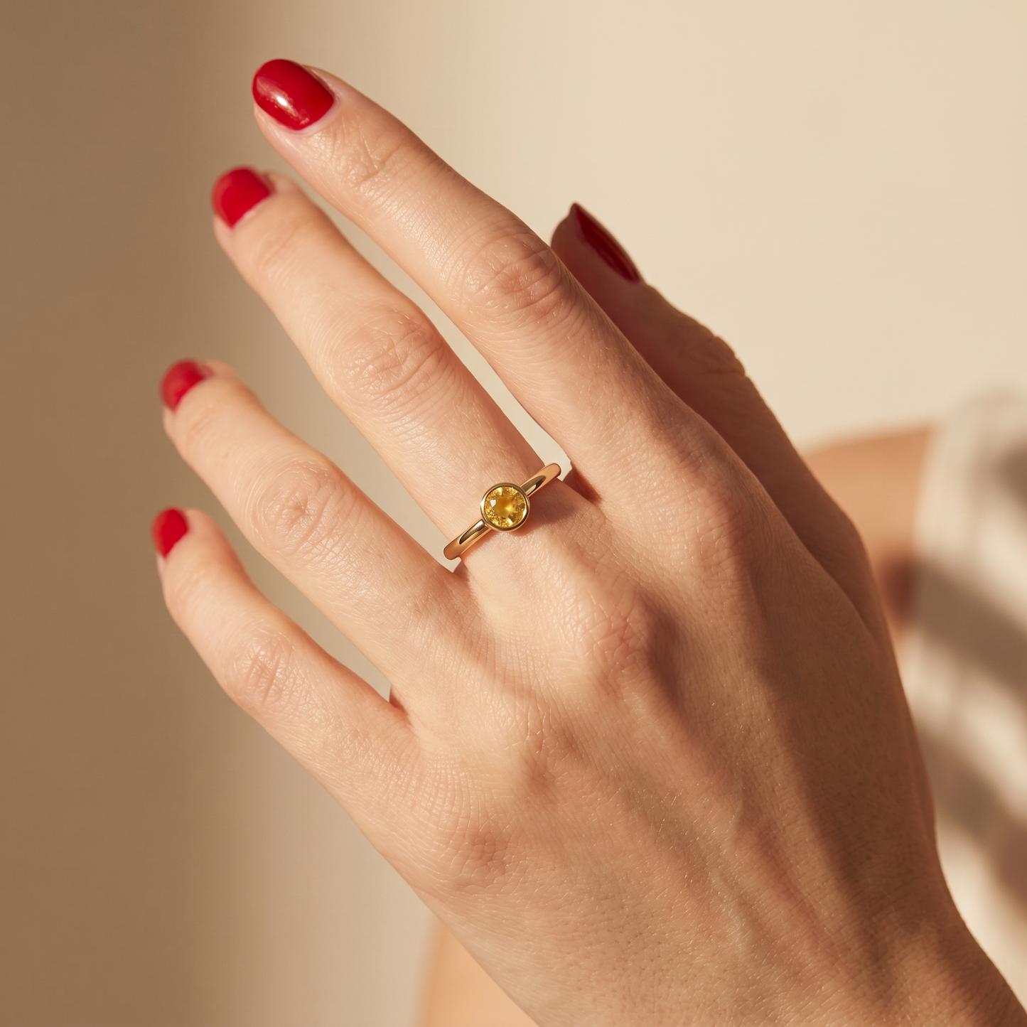 Forma Solitaire Ring – Yellow Sapphire