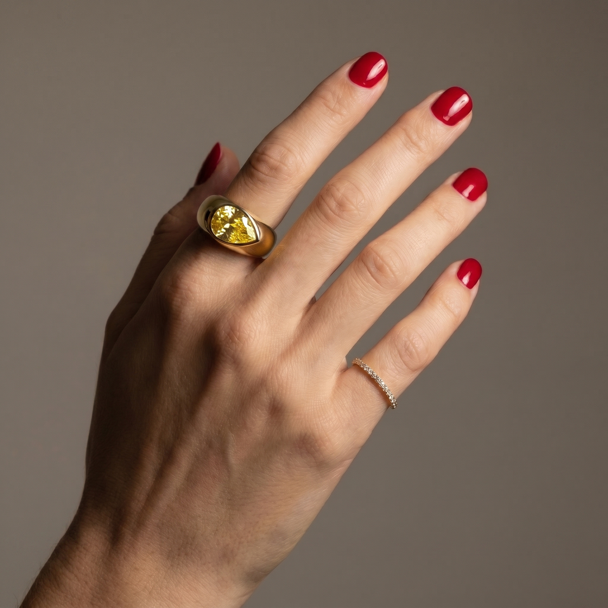 Nova Lateral Signet Ring – Yellow Sapphire