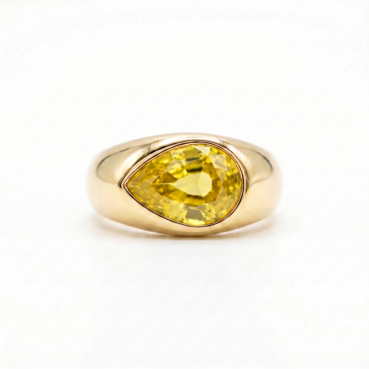 Nova Lateral Signet Ring – Yellow Sapphire