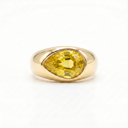 Nova Lateral Signet Ring – Yellow Sapphire