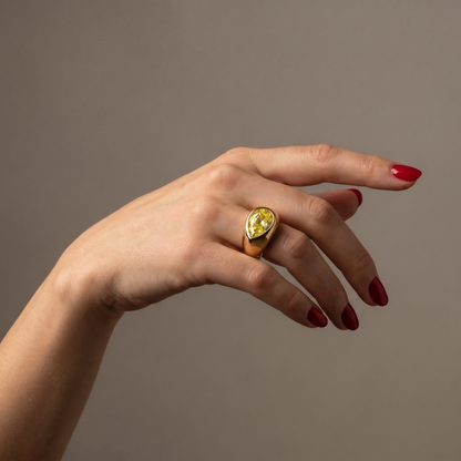 Nova Lateral Signet Ring – Yellow Sapphire