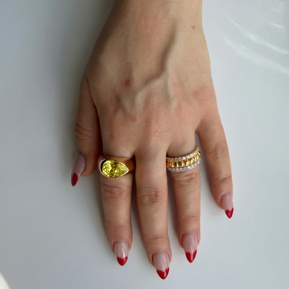 Nova Lateral Signet Ring – Yellow Sapphire